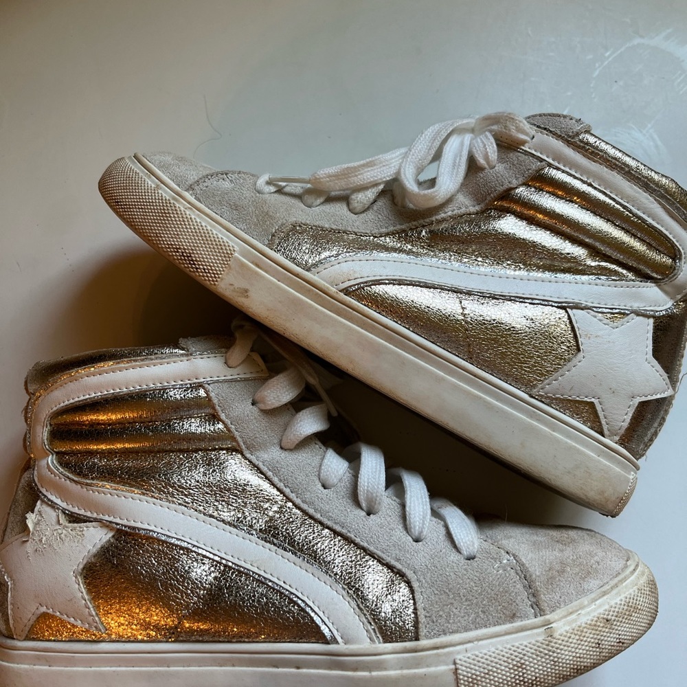 SUPER CUTE! Nature Breeze high top gold star shoes from a local boutique